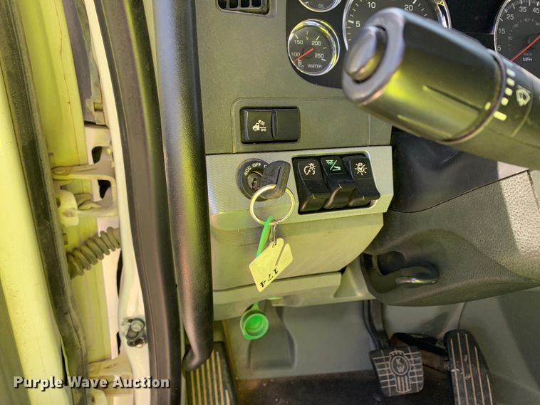 image for item EJ2888 2020 Kenworth  T880 semi truck