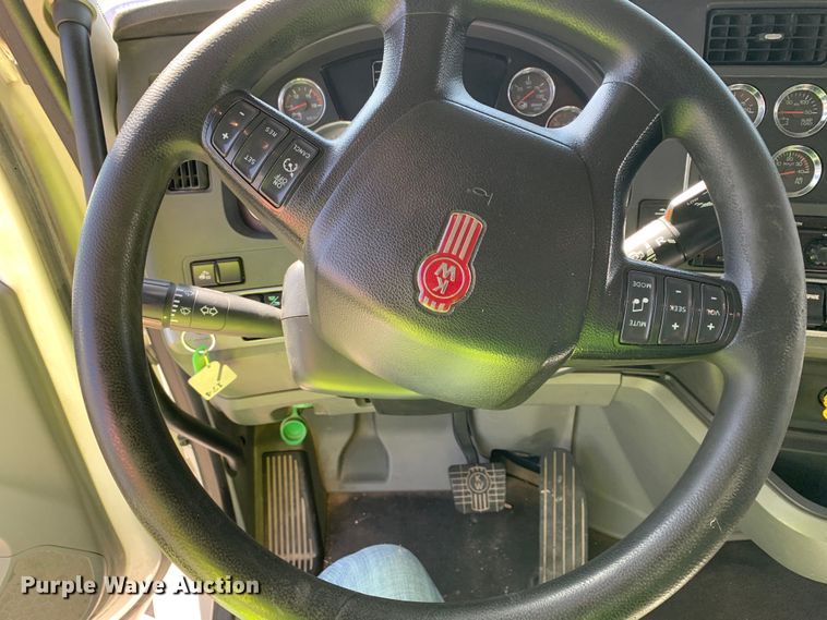 image for item EJ2888 2020 Kenworth  T880 semi truck