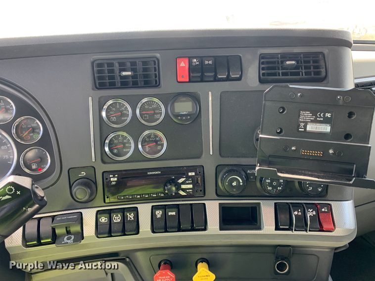 image for item EJ2888 2020 Kenworth  T880 semi truck