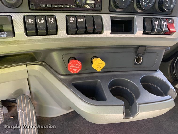 image for item EJ2888 2020 Kenworth  T880 semi truck