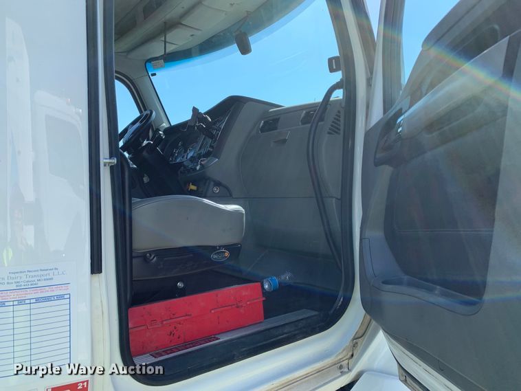 image for item EJ2888 2020 Kenworth  T880 semi truck