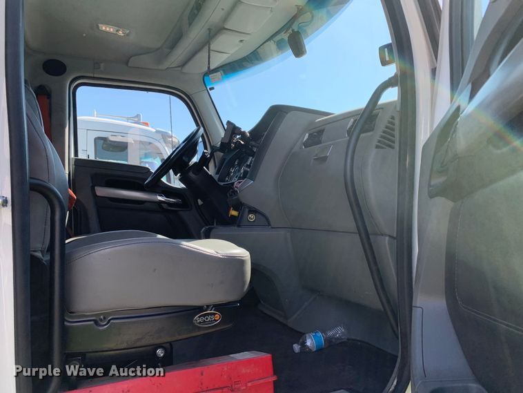 image for item EJ2888 2020 Kenworth  T880 semi truck