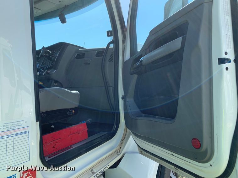 image for item EJ2888 2020 Kenworth  T880 semi truck