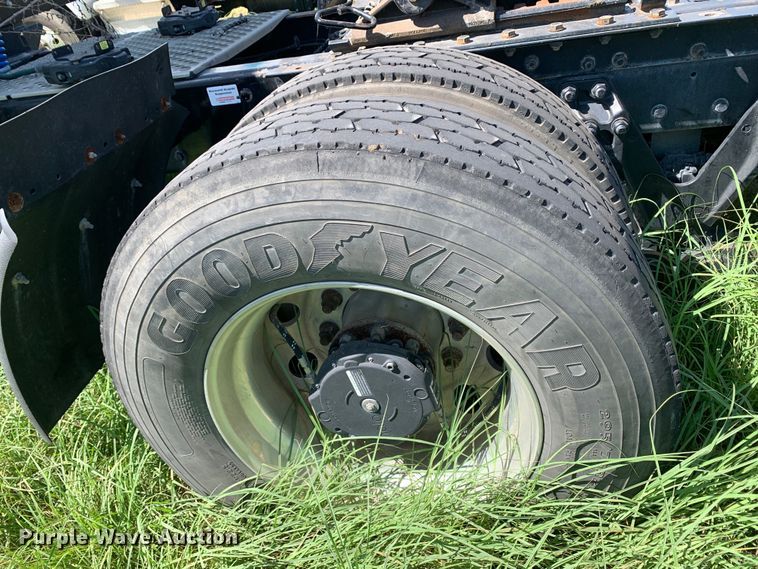 image for item EJ2888 2020 Kenworth  T880 semi truck