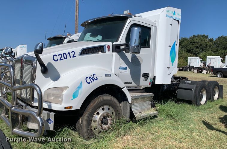 image for item EJ2889 2020 Kenworth  T880 semi truck