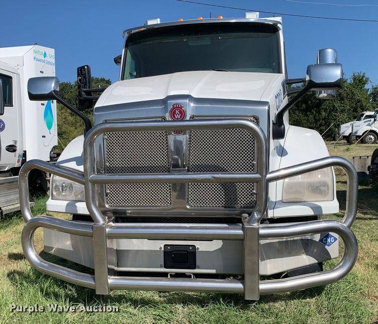 image for item EJ2889 2020 Kenworth  T880 semi truck