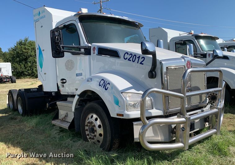 image for item EJ2889 2020 Kenworth  T880 semi truck