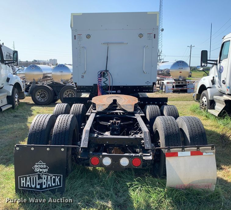 image for item EJ2889 2020 Kenworth  T880 semi truck