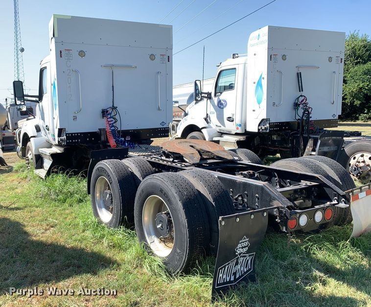 image for item EJ2889 2020 Kenworth  T880 semi truck