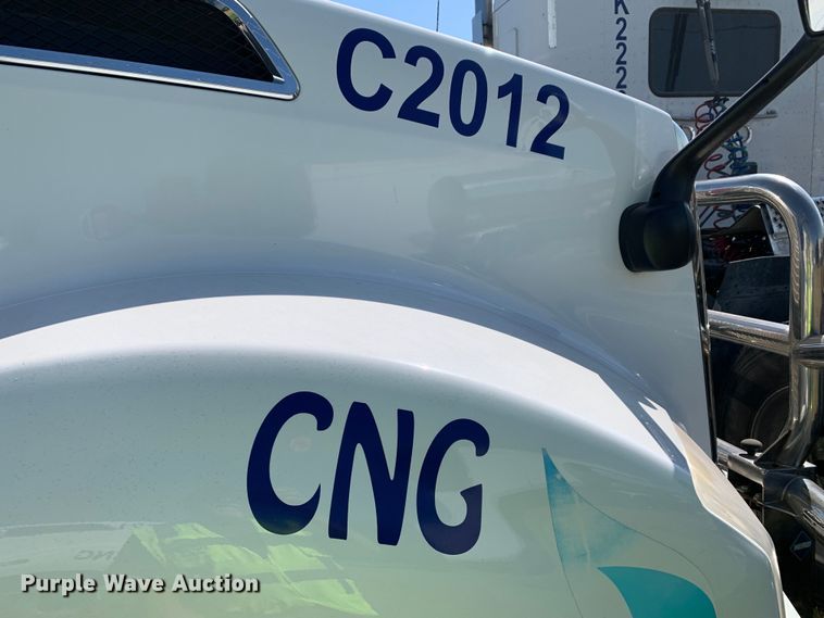 image for item EJ2889 2020 Kenworth  T880 semi truck