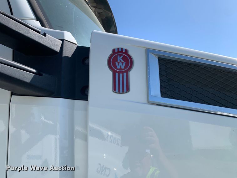 image for item EJ2889 2020 Kenworth  T880 semi truck