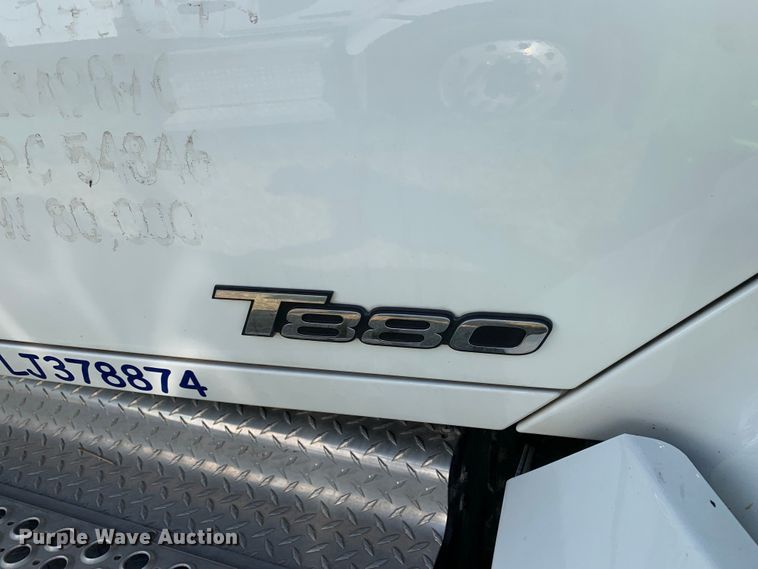 image for item EJ2889 2020 Kenworth  T880 semi truck