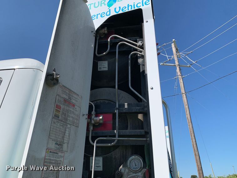 image for item EJ2889 2020 Kenworth  T880 semi truck