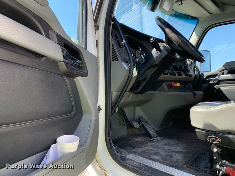 image for item EJ2889 2020 Kenworth  T880 semi truck