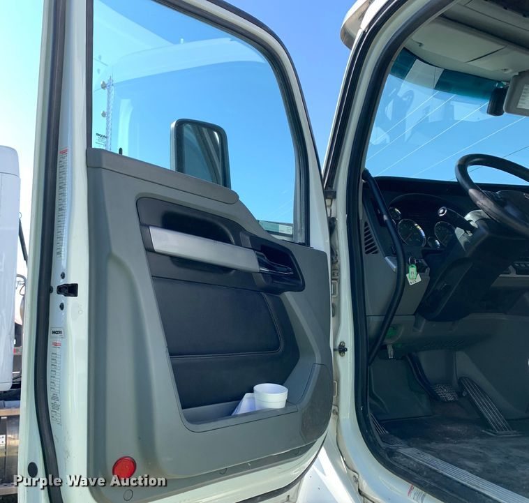 image for item EJ2889 2020 Kenworth  T880 semi truck