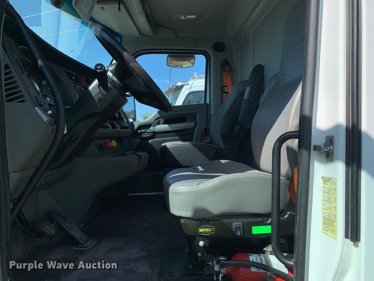 image for item EJ2889 2020 Kenworth  T880 semi truck