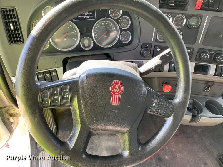 image for item EJ2889 2020 Kenworth  T880 semi truck