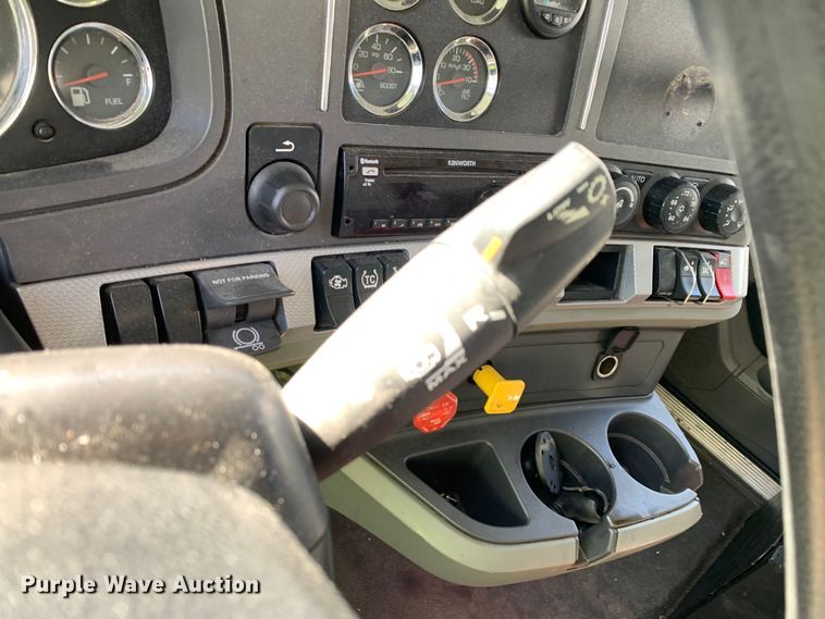 image for item EJ2889 2020 Kenworth  T880 semi truck