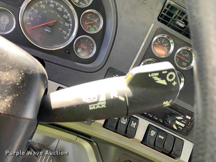 image for item EJ2889 2020 Kenworth  T880 semi truck