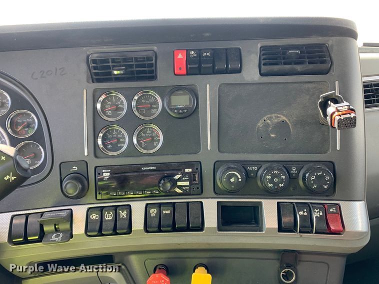 image for item EJ2889 2020 Kenworth  T880 semi truck