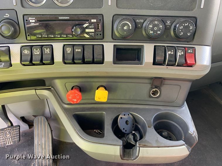 image for item EJ2889 2020 Kenworth  T880 semi truck