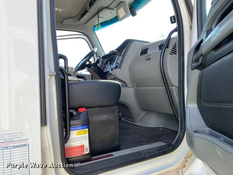 image for item EJ2889 2020 Kenworth  T880 semi truck