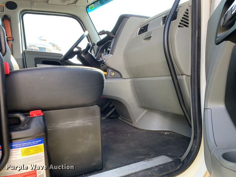 image for item EJ2889 2020 Kenworth  T880 semi truck