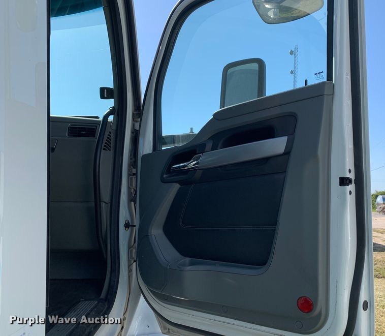 image for item EJ2889 2020 Kenworth  T880 semi truck