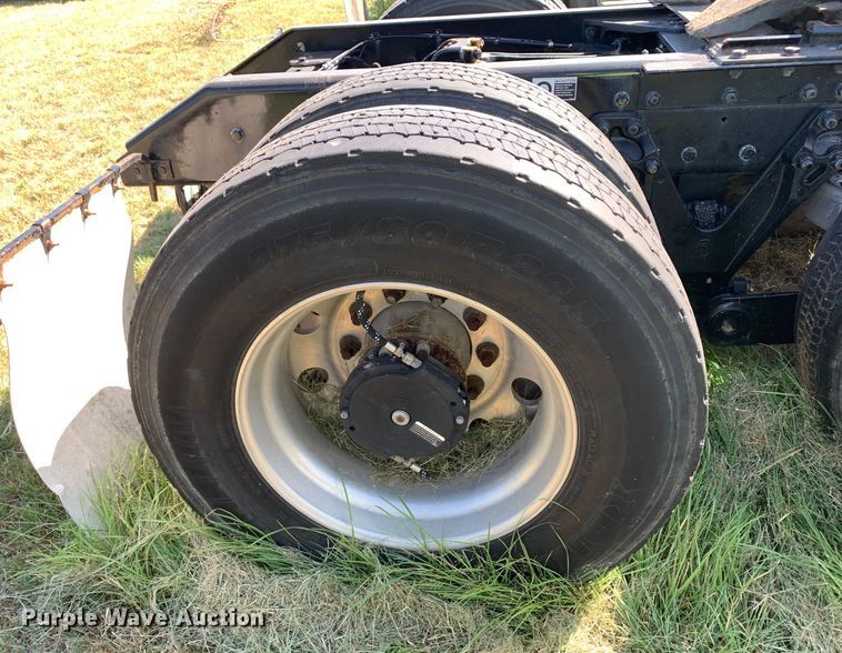 image for item EJ2889 2020 Kenworth  T880 semi truck