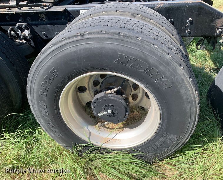 image for item EJ2889 2020 Kenworth  T880 semi truck