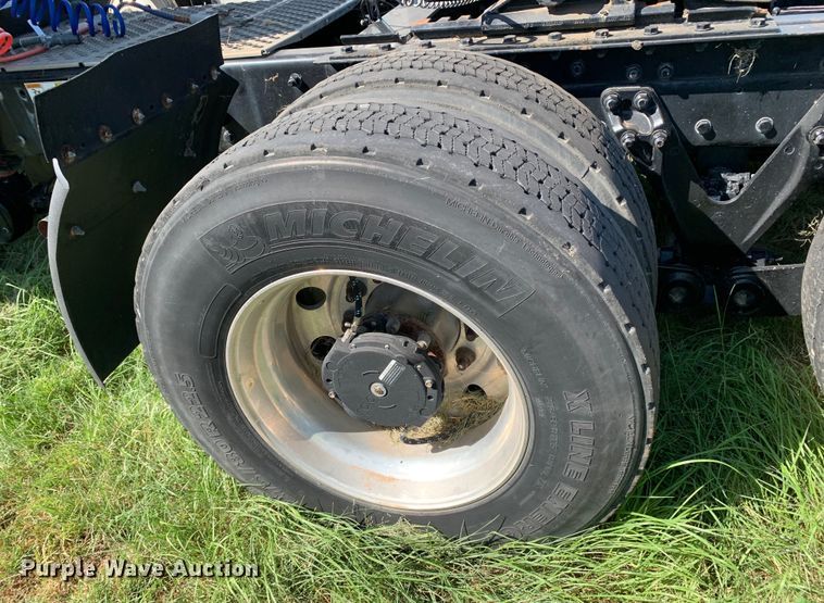 image for item EJ2889 2020 Kenworth  T880 semi truck