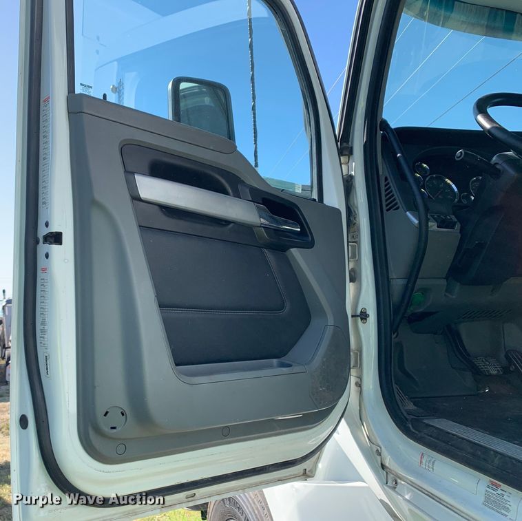 image for item EJ2890 2020 Kenworth  T880 semi truck