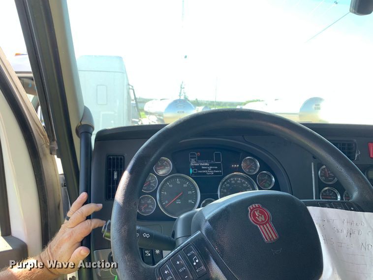 image for item EJ2890 2020 Kenworth  T880 semi truck