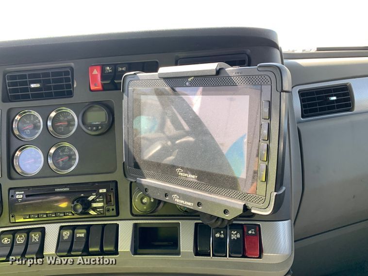 image for item EJ2890 2020 Kenworth  T880 semi truck