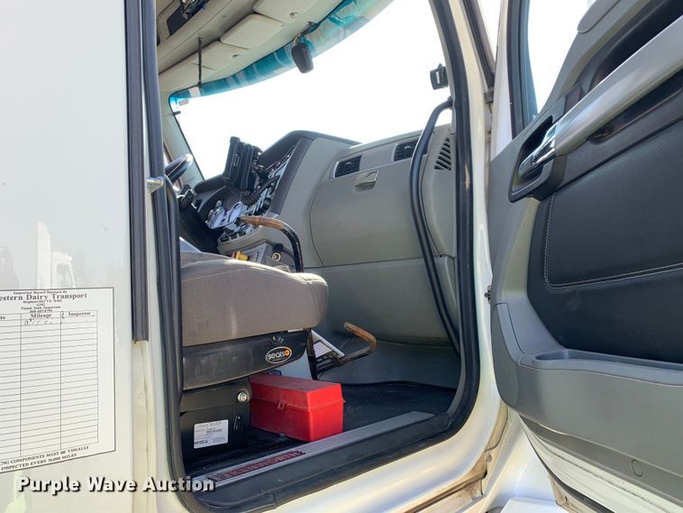 image for item EJ2890 2020 Kenworth  T880 semi truck