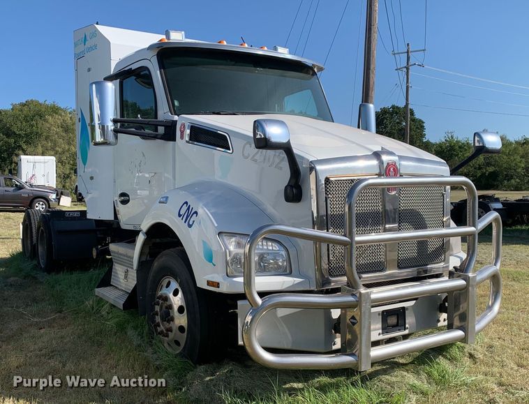 image for item EJ2891 2020 Kenworth  T880 semi truck