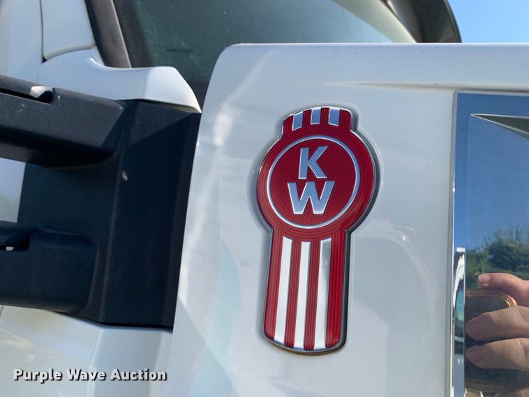 image for item EJ2891 2020 Kenworth  T880 semi truck
