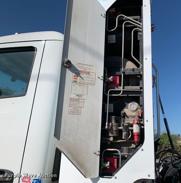 image for item EJ2891 2020 Kenworth  T880 semi truck