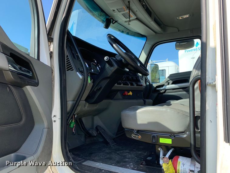 image for item EJ2891 2020 Kenworth  T880 semi truck