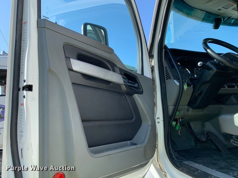 image for item EJ2891 2020 Kenworth  T880 semi truck