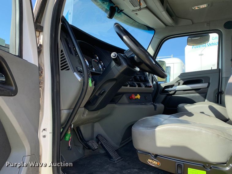 image for item EJ2891 2020 Kenworth  T880 semi truck