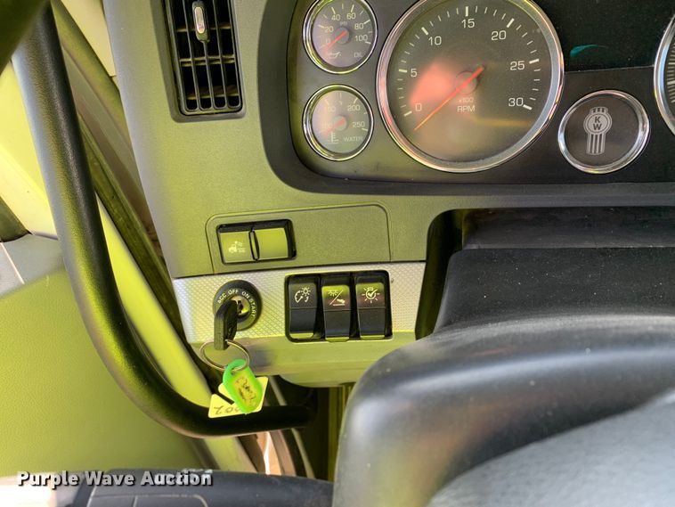 image for item EJ2891 2020 Kenworth  T880 semi truck