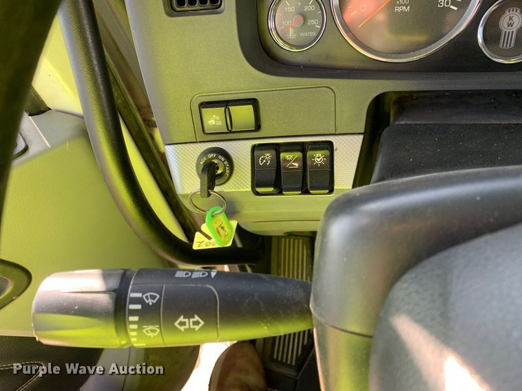 image for item EJ2891 2020 Kenworth  T880 semi truck