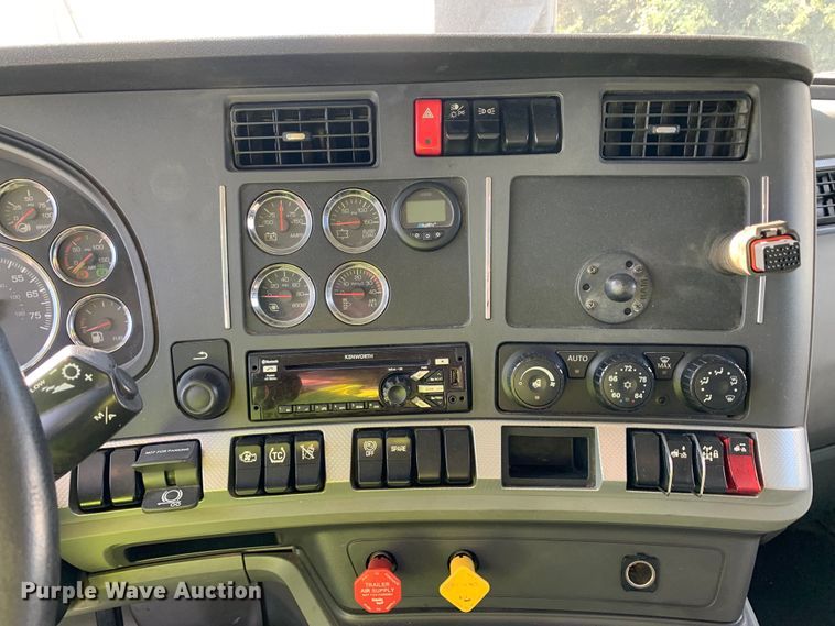 image for item EJ2891 2020 Kenworth  T880 semi truck