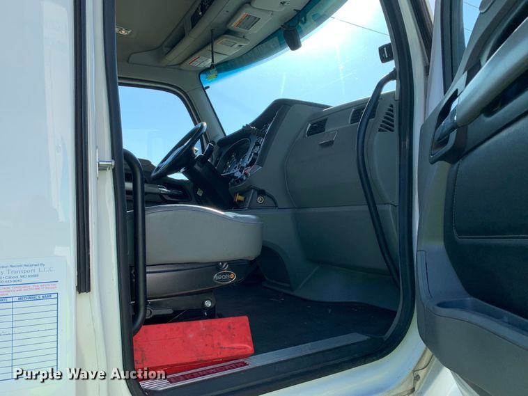 image for item EJ2891 2020 Kenworth  T880 semi truck