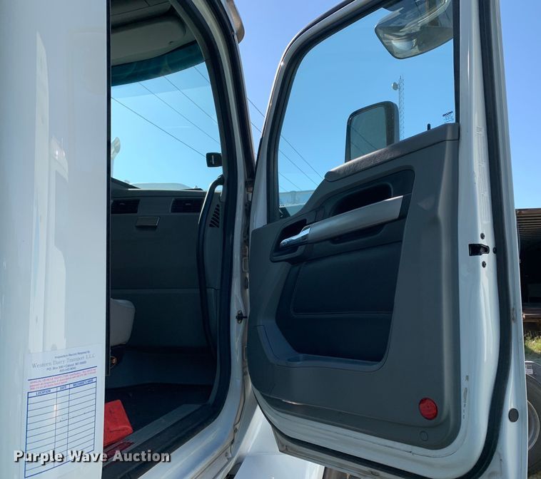 image for item EJ2891 2020 Kenworth  T880 semi truck