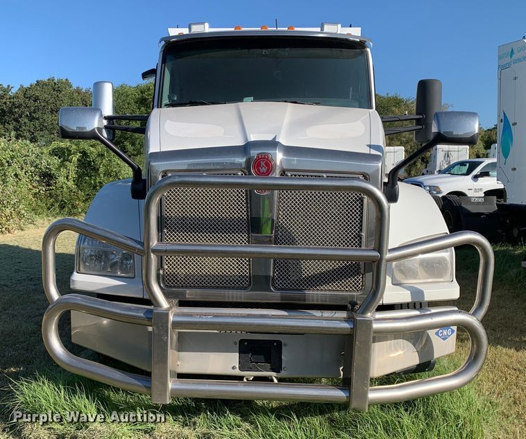 image for item EJ2892 2020 Kenworth T880 semi truck