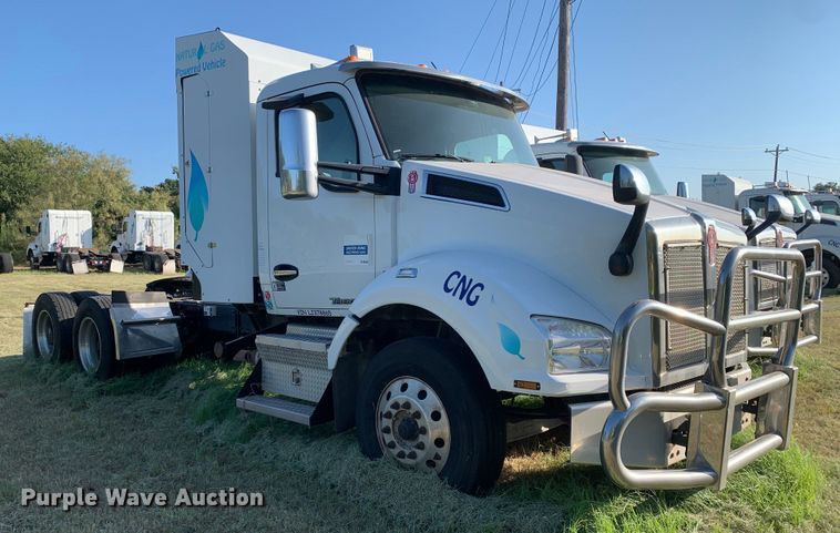 image for item EJ2892 2020 Kenworth T880 semi truck