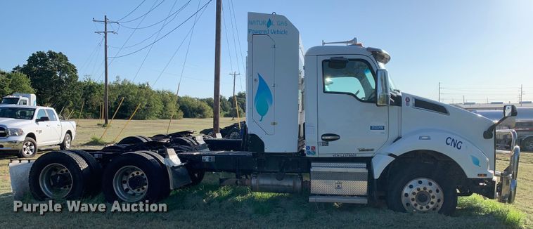 image for item EJ2892 2020 Kenworth T880 semi truck