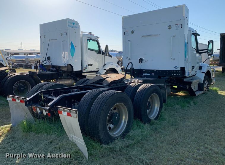 image for item EJ2892 2020 Kenworth T880 semi truck
